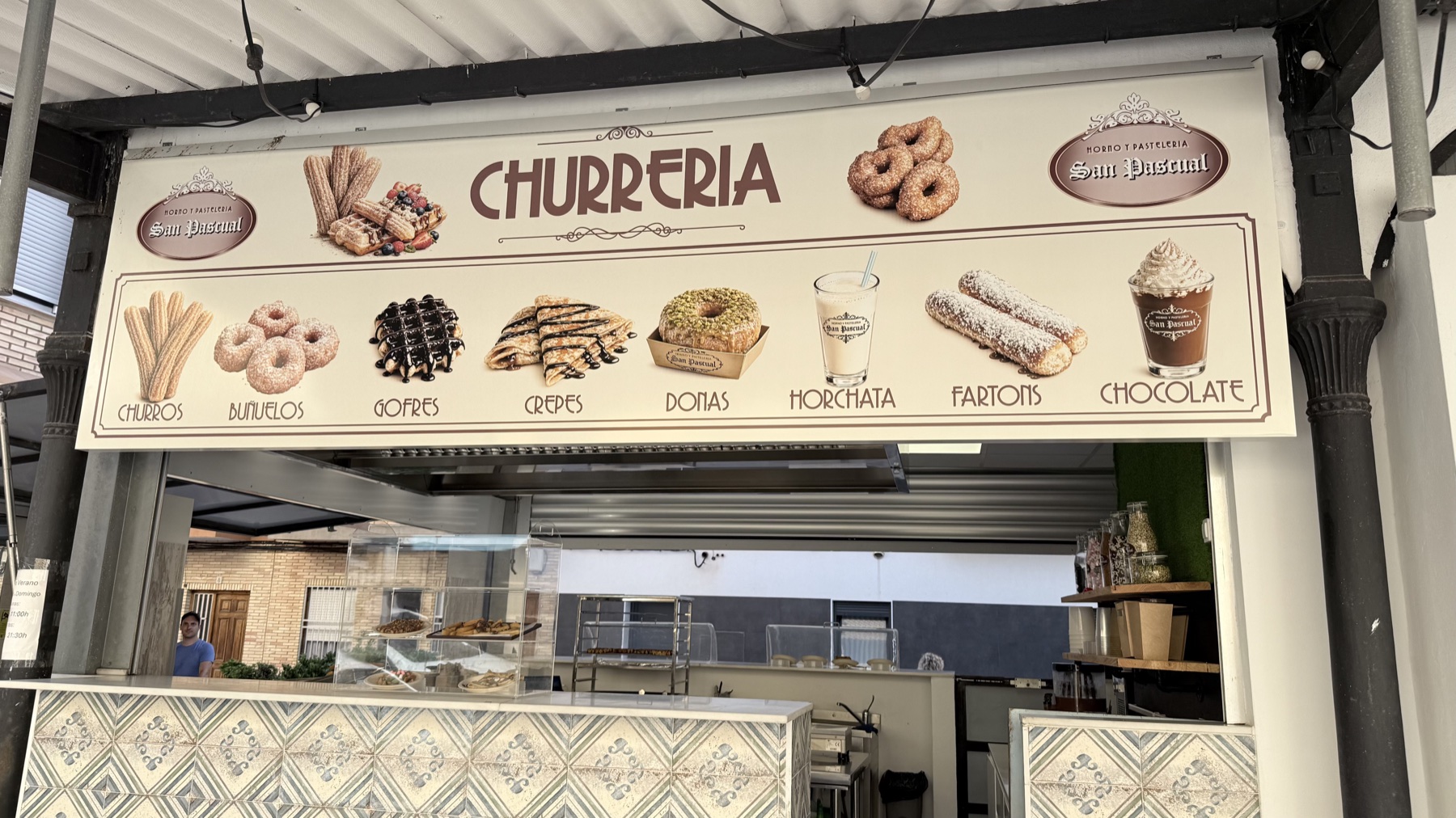 Paneles de Dibond con vinilo impreso instalados en una churrería